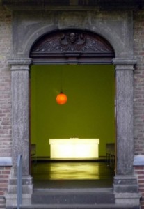 Berger Kirche mit Lichtkugel und Altar von Tobias Rehberger