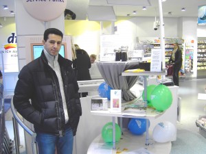 Präsentation im dm-Markt Carlsplatz mit Mounir Laouli, Praktikant im PSZ